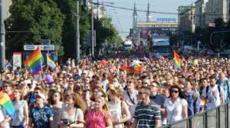 Thousands show up to support gay rights